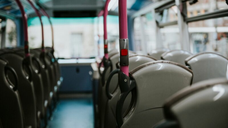 Skandaliczne zachowanie kierowcy autobusu w Katowicach: Wyprosił matkę z dziećmi za nieprawidłowe ustawienie wózka