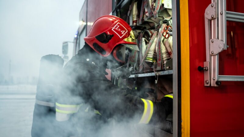 Pożar naczepy ciężarówki przewożącej makulaturę – siedemnastu strażaków w akcji