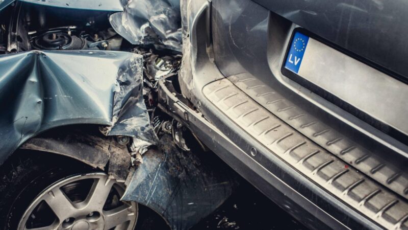 Niecodzienna tragedia na autostradzie A4: Kierowca audi z Hiszpanii ginie po zderzeniu z busem Renault