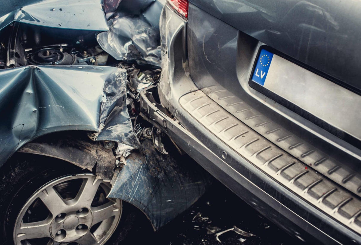 Niecodzienna tragedia na autostradzie A4: Kierowca audi z Hiszpanii ginie po zderzeniu z busem Renault