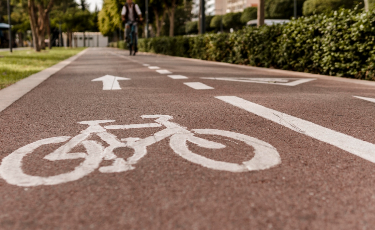 Planowanie infrastruktury rowerowej w centrum miasta: nowe pasy rowerowe, chodniki i miejsca parkingowe