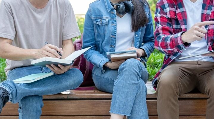 Seniorzy w ruchu i w sieci: Jak zadbać o bezpieczeństwo?